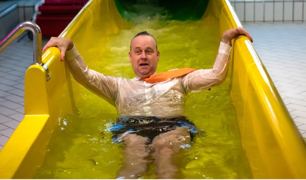 Wethouder Willem Joosten na zijn eerste ritje op de waterglijbaan.