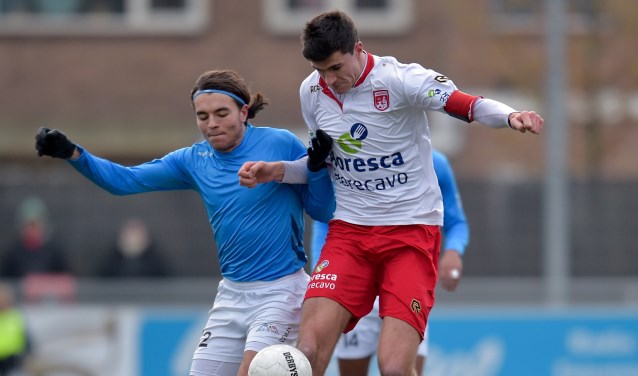 Emiel Wendt in duel met Sammie Fiddani van De Dijk. | Foto: OrangePictures