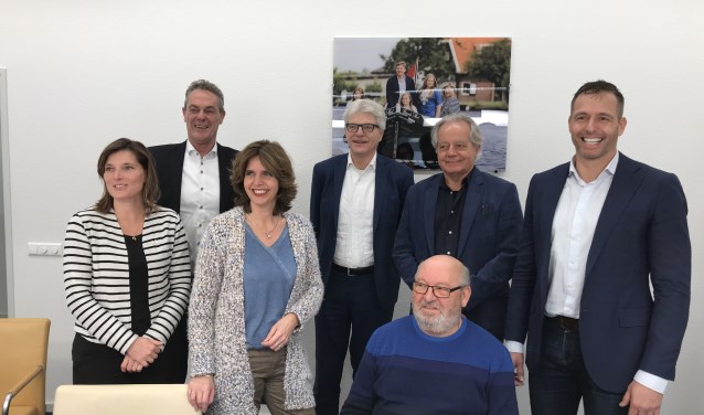 Na de ondertekening blije gezichten bij alle betrokkenen.