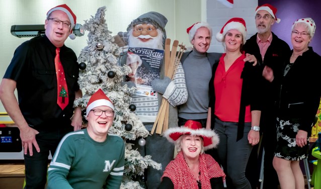 De organisatoren van de Kerstafette. Staand regelaar Alexander van der Sel, ds Stephan Kurtzahn (Protestantse Gemeente Leiderdorp), Joyce Thissen (Sportfondsen SportServicepunt), Loek Schipper (Protestantse Gemeente Leiderdorp) en Lenie van Dijk (Gemengd koor Appassionato). Zittend John Peters (Sociaal Cultureel werk Leiderdorp) en Hélène Kok (Jeugdtheaterschool Theaterplaats). Op de foto ontbreken Annemiek de Groot (dirigent van verschillen