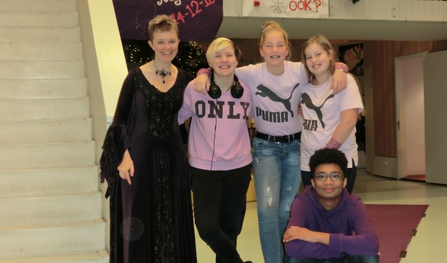 Op Paarse Vrijdag dragen docenten en leerlingen iets paars, rose of regenboogkleuren.