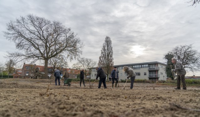 Buurtbewoners zorgen dat losliggende stenen zijn opgeruimd. | Foto: Remco Out