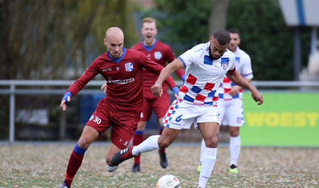 Raymond Baten in gevecht met Randill Verwey van De Dijk. | Foto: OrangePictures