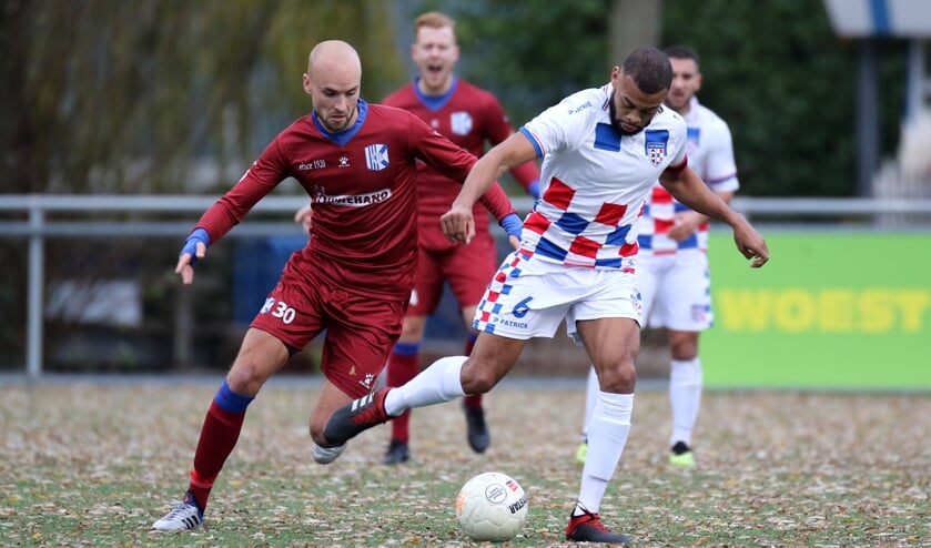 Raymond Baten in gevecht met Randill Verwey van De Dijk. | Foto: OrangePictures