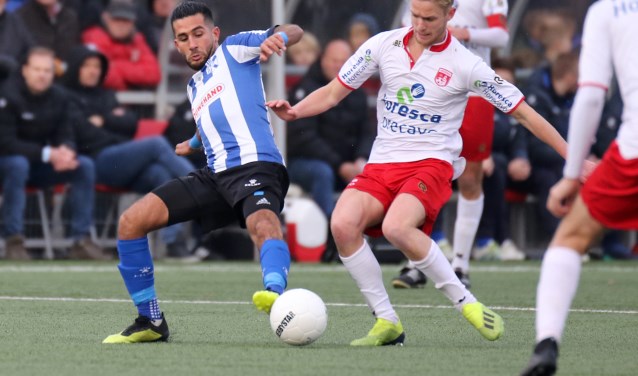Mohamad Mahmoed van Quick Boys in gevecht met Sander Bosma. | Foto: OrangePictures