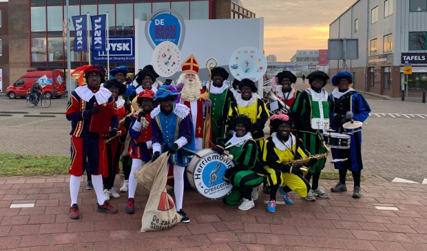 Sinterklaas en zijn helpers samen met de pietenband.