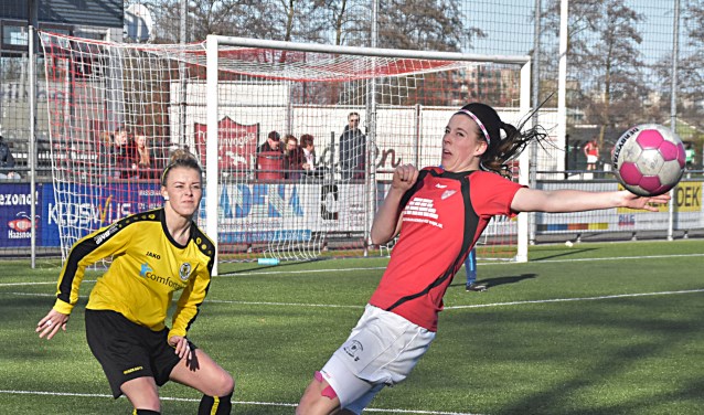 Claudia Owel (17) speelt hier geen handbal al lijkt dit zo. | Foto: Piet van Kampen