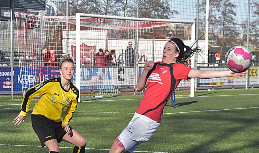 Claudia Owel (17) speelt hier geen handbal al lijkt dit zo. | Foto: Piet van Kampen