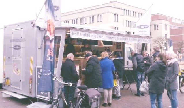 Arian, de man van Saskia, in zijn viskraam op het Hoftuinplein.