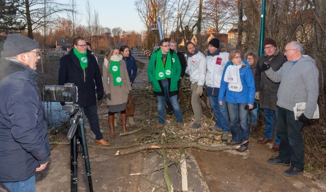 De klachten van bewoners komen goed aan; raadsleden kwamen naar de Poelsteeg om stop te controleren.| Foto: Wil van Elk.