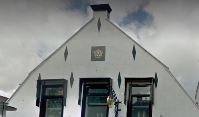 De gevel van Hoofdstraat 180 heeft een gevelsteen én een uithangbord. | Foto: Google Maps