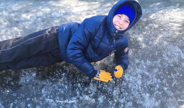 Jan van Wieringen is er klaar voor: op de sloot bij de Pilarenlaan ligt al een mooie ijslaag! | Foto: met dank aan Hanneke van Wieringen