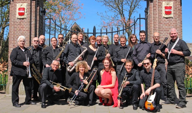 Met een zangeres en de toevoeging van dwarsfluiten onderscheidt deze bigband zich duidelijk van anderen.