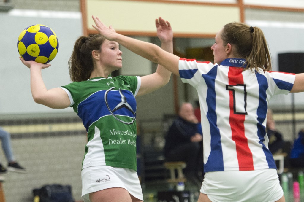 Debby Halvemaan in actie tegen DSO.