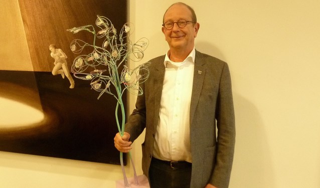 Wethouder Adri de Roon met een verkleinde replica van de kunstboom.