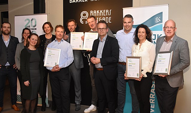 De gecertificeerde ondernemers tonen trots hun oorkonde.