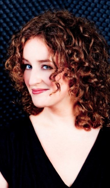 Ellen Tackenkamp treedt op bij Grand Café Floralis.