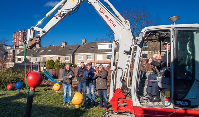 Applaus voor wethouder McDaniel die de zitbol soepel uit de grond trekt. | Foto: J.P. Kranenburg