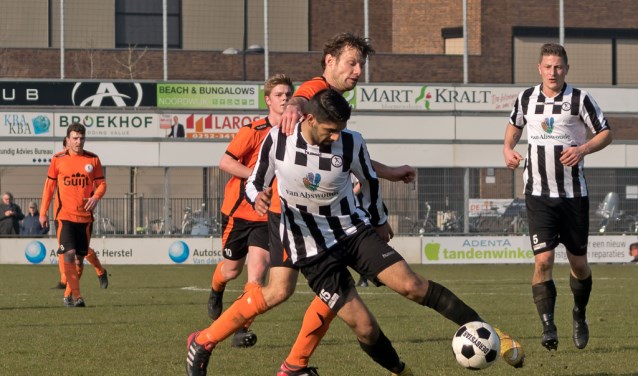 Abbas al Tamimy (15) aan de bal. | Foto: Johanna Wever