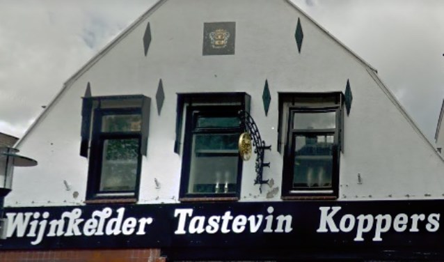 De gevel van Hoofdstraat 180 heeft een gevelsteen én een uithangbord. | Foto: Google Maps