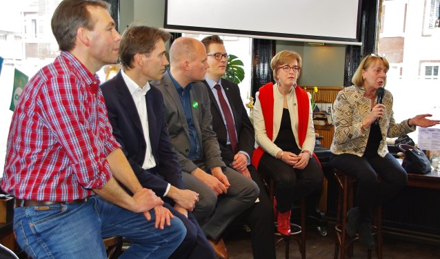 Vertegenwoordigers van de diverse partijen tijdens het zorgdebat in De Gouwe. | Foto's Willemien Timmers
