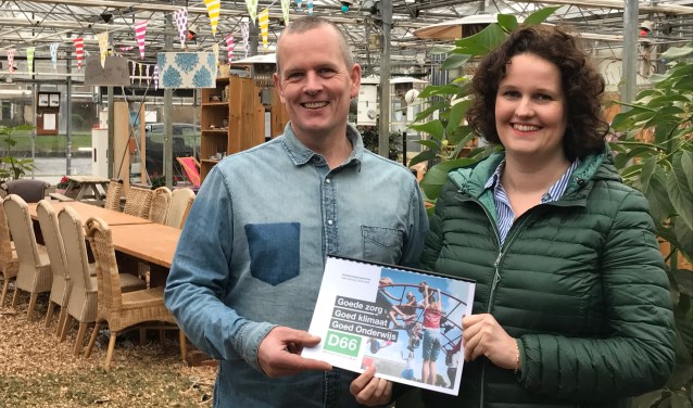 Lenneke Bosman (burgerraadslid) aan Gerardo van Egmond van de Indoor Volkstuin in Rijnsburg.