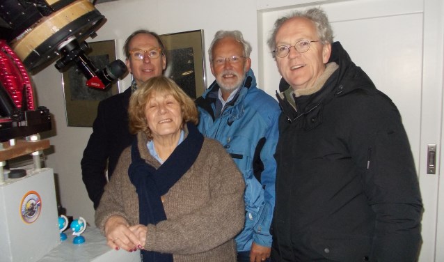 Buiten onder de sterrenhemel bij de telescoop: burgemeester Gerrit Goedhart, burgemeester Jan Rijpstra, Henny en IJsbrand van Straalen.