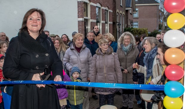 Wethouder Angelique Beekhuizen opent de nieuwe locatie aan de Berkenkade.