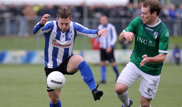 Philippe den Hartog in duel met Thomas Vossebelt van VVOG. | Foto: OrangePictures
