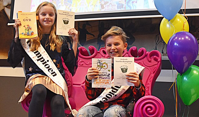 Liselotte Markesteijn en Tygo Houwaart gaan door naar de volgende ronde voorleeswedstrijd. | Foto: Piet van Kampen