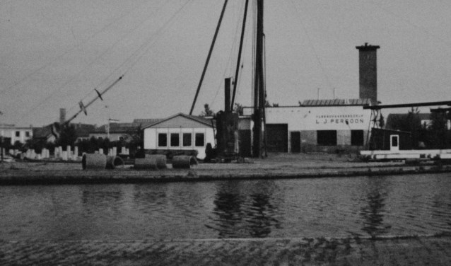 Een van de uitbreidingen van de fabriek.