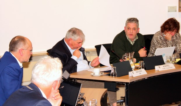 Louis Koppel vraagt wethouder bakker: Waar laten we nu de fiets? | Foto: Wim Siemerink