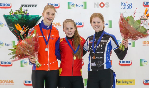 Winnares Patricia Koot (m), tussen nummer twee Janna Bolsius (l) en nummer drie Jillian Knook. | Foto: pr./schaatspeloton