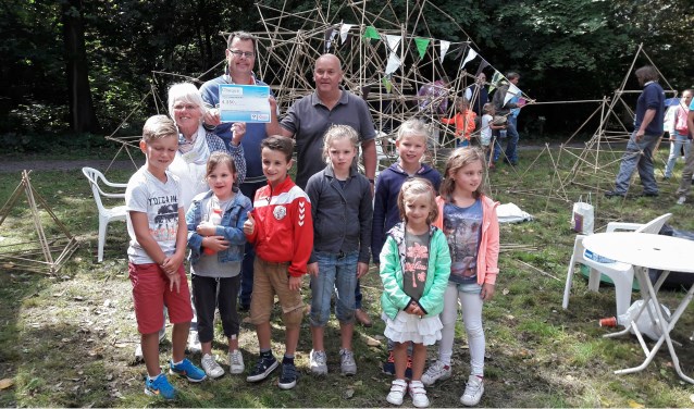 Ineke Laroo en Joep Derksen (m), respectievelijk secretaris en voorzitter van de Stichting Vrienden van het Overbosch, krijgen de Teylinger Prijs uit handen van jurylid Dion Piket (r). | Foto: MV