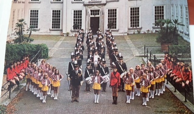 Het orkest en de majorettes van Sint Matthias bij Huys te Warmont. | Foto: archief Sint Matthias