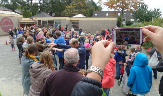Leerlingen nemen in oktober 2015 afscheid van het oude schoolgebouw van de Waaier aan de Geestlaan in Warmond. | Foto: archief