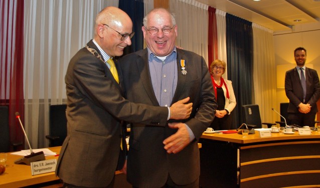 Burgemeester Emile Jaensch feliciteert Tim van Tongeren als eerste met zijn Koninklijke onderscheiding. | Foto Willemien Timmers