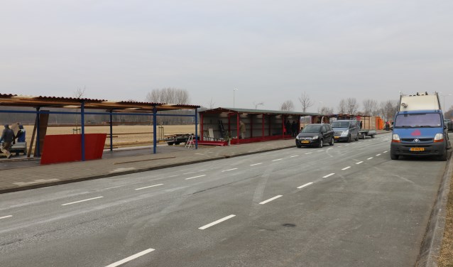 Onder een grijze lucht werden de bollenkramen zaterdag opgebouwd, voorbode van de lente.