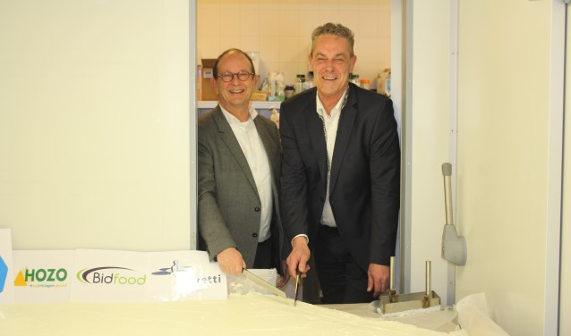 In de koelcel is geen ruimte meer voor Adri van Roon (l) en Anne de Jong om de taart aan te snijden. | Foto en tekst: AC