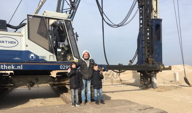 De eerste paal is geslagen door 2 kleinzoons, de 5e generatie van de familie Schipper.