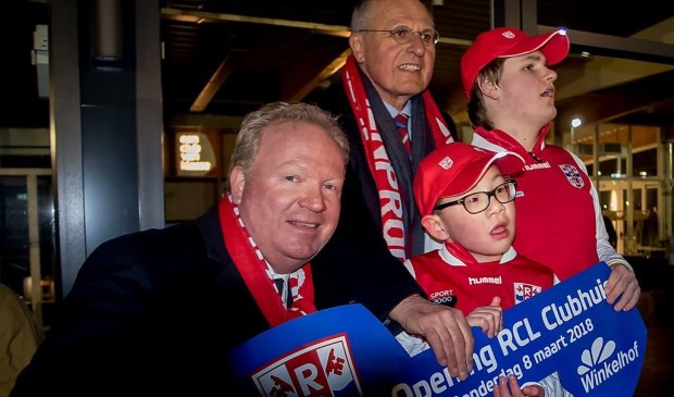 Voorzitter Kees van der Burg van RCL (geheel links) heeft net de sleutel overhandigd gekregen van Pierre van Overloop van de BOSG.