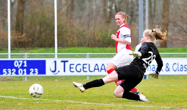 Aanvoerster Sabine Verheul scoort op fraaie wijze.