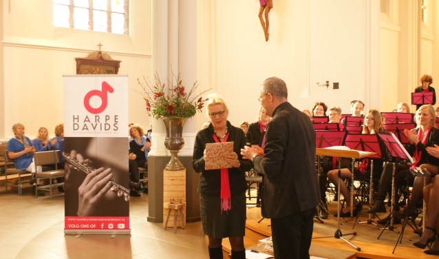Klaartje Passchier tijdens de overhandiging. | Foto: pr