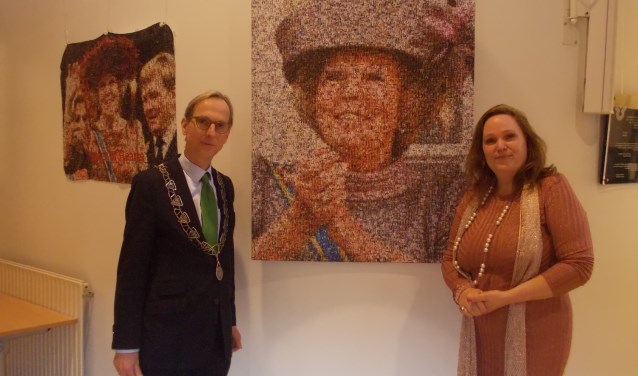 De burgemeester en Monique van der Kamp bij het portret van prinses en voormalig koningin Beatrix. | Foto: Piet de Boer)