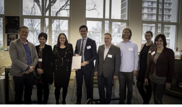 Marc van Buuren (Fio Hillegom, links) en Astrid Buijs (Fio Lisse, rechts) bij de ondertekening van de intentieverklaring in februari.