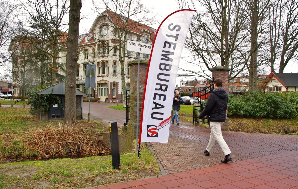 Stembureau 1, het gemeentehuis, is op woensdag 21 maart open tot 21.00 uur. Daarna is er de verkiezingsavond. | Foto Willemien Timmers