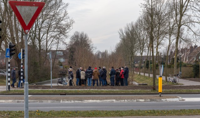 Uitleg over bomenkap bij houtwal aan het Componistenpad. | Foto Wil van Elk