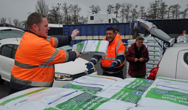 Bij de Milieustraat aan de Vennestraat in Lisse kunnen per huishouden gratis vier zakken compost worden opgehaald.