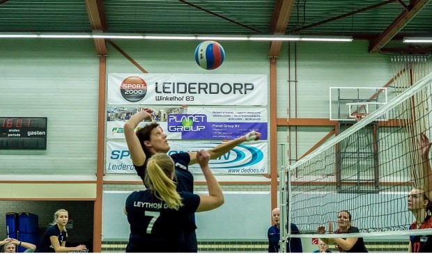 Bianca Hoogervorst van Leython DC haalt uit voor een smash.