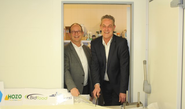In de koelcel is geen ruimte meer voor Adri van Roon (l) en Anne de Jong om de taart aan te snijden. | Foto en tekst: AC